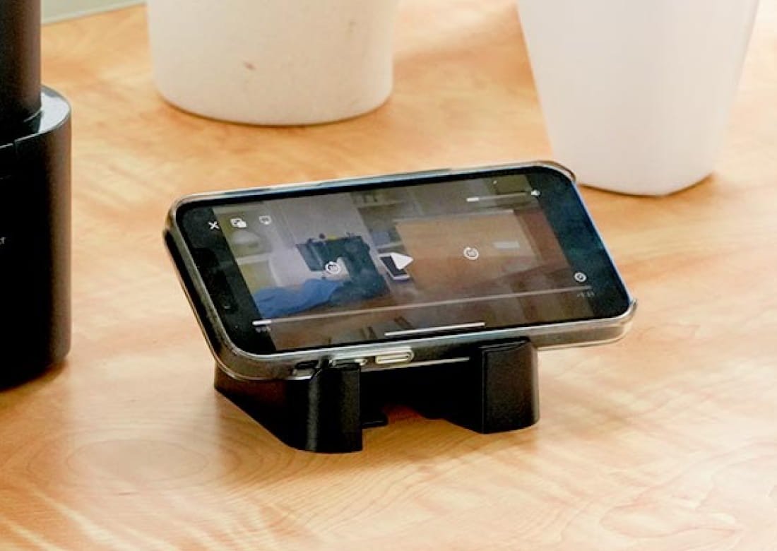 動画を表示したスマートフォン