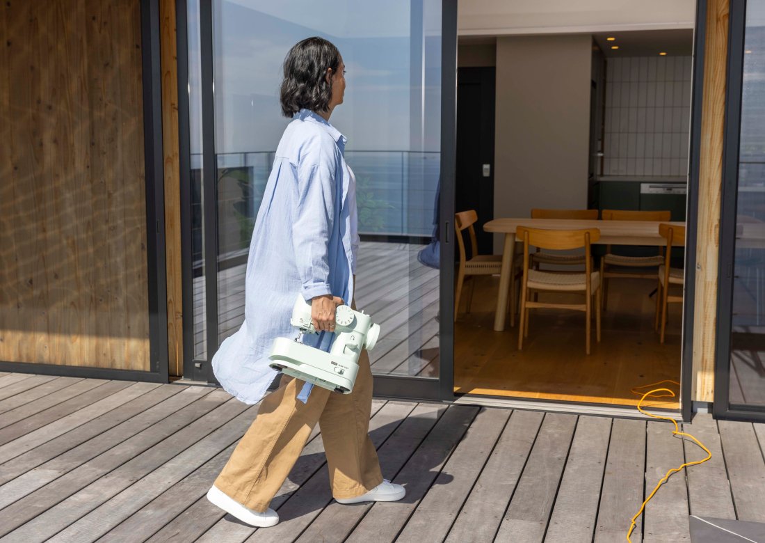 Easy Liteを片手で持ち運ぶ女性