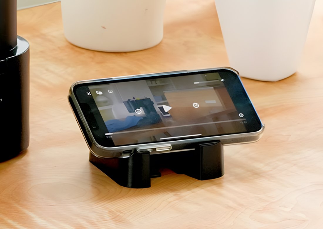 スマートフォンでEasy Liteの解説動画を見る様子