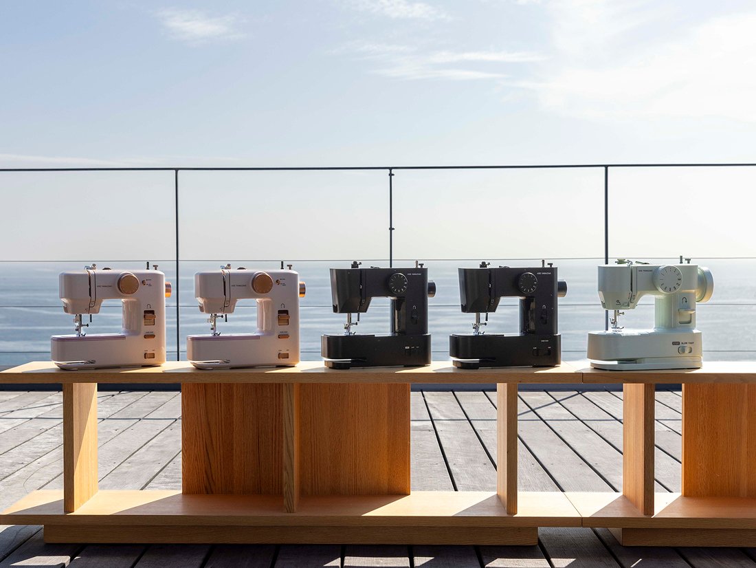 海の見える棚に並べたSEW VOYAGEの5台のミシン