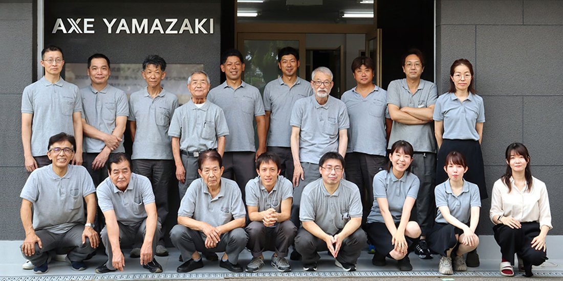 AXE YAMAZAKI本社前に並ぶスタッフ