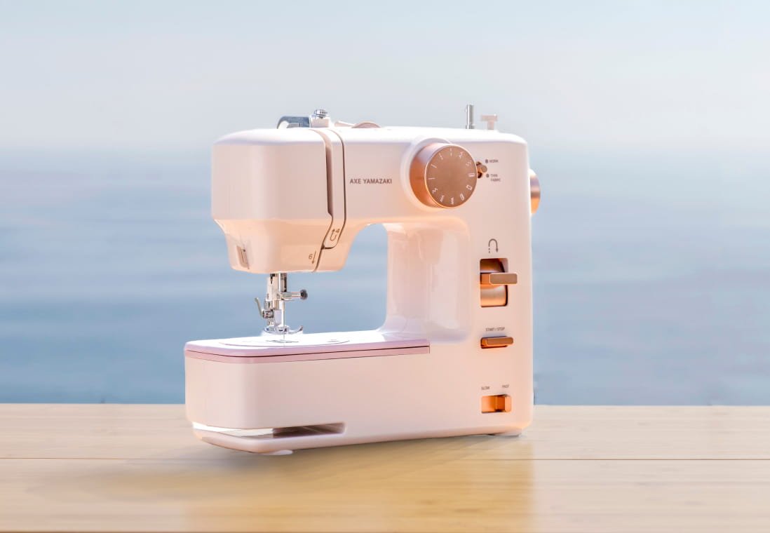 海辺のテーブルに置かれたStyle Plus