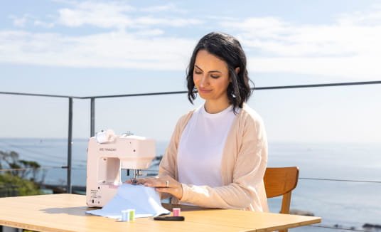 海辺でStyle Plusを使用する女性